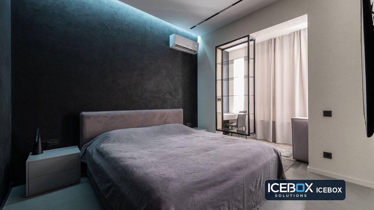 Dormitorio con una unidad interior de aire acondicionado instalada en la pared