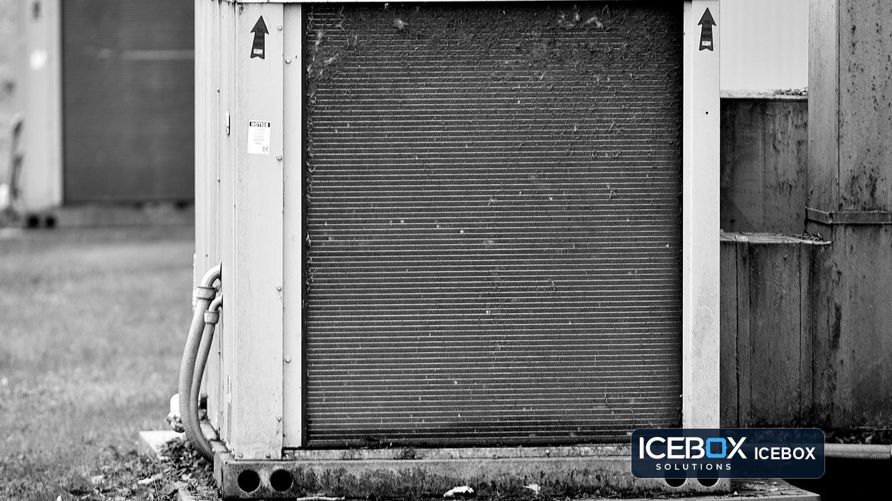 Unidad exterior de climatización con suciedad acumulada en la batería