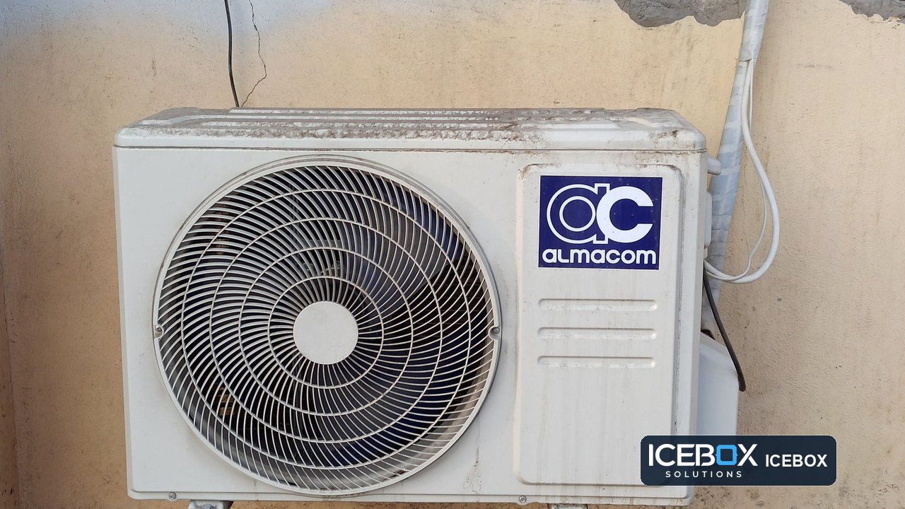 Unidad exterior de aire acondicionado instalada en pared