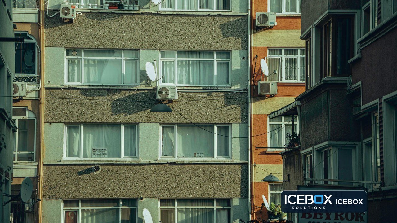 Fachada residencial con varias unidades exteriores de climatización