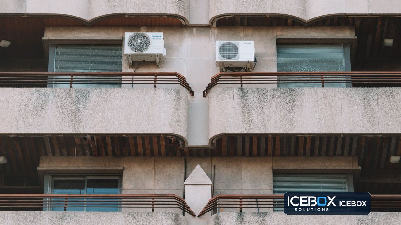 Fachada de edificio residencial con balcones y unidades de aire acondicionado