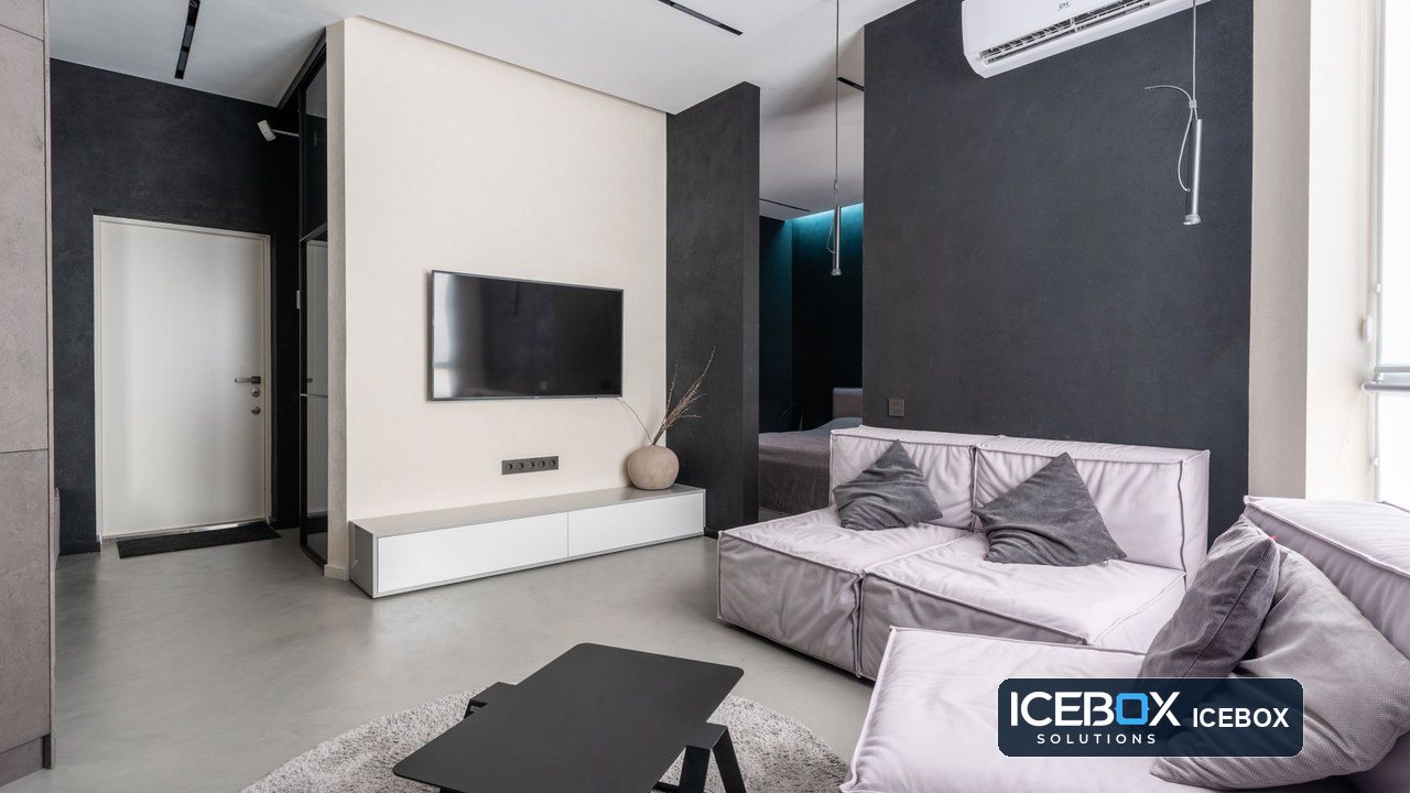 Salón moderno con unidad interior de aire acondicionado
