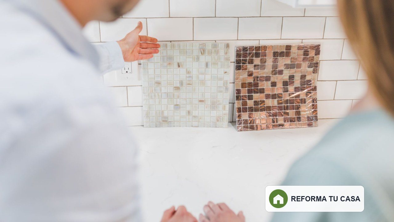 Personas comparando muestras de azulejos para una reforma de cocina