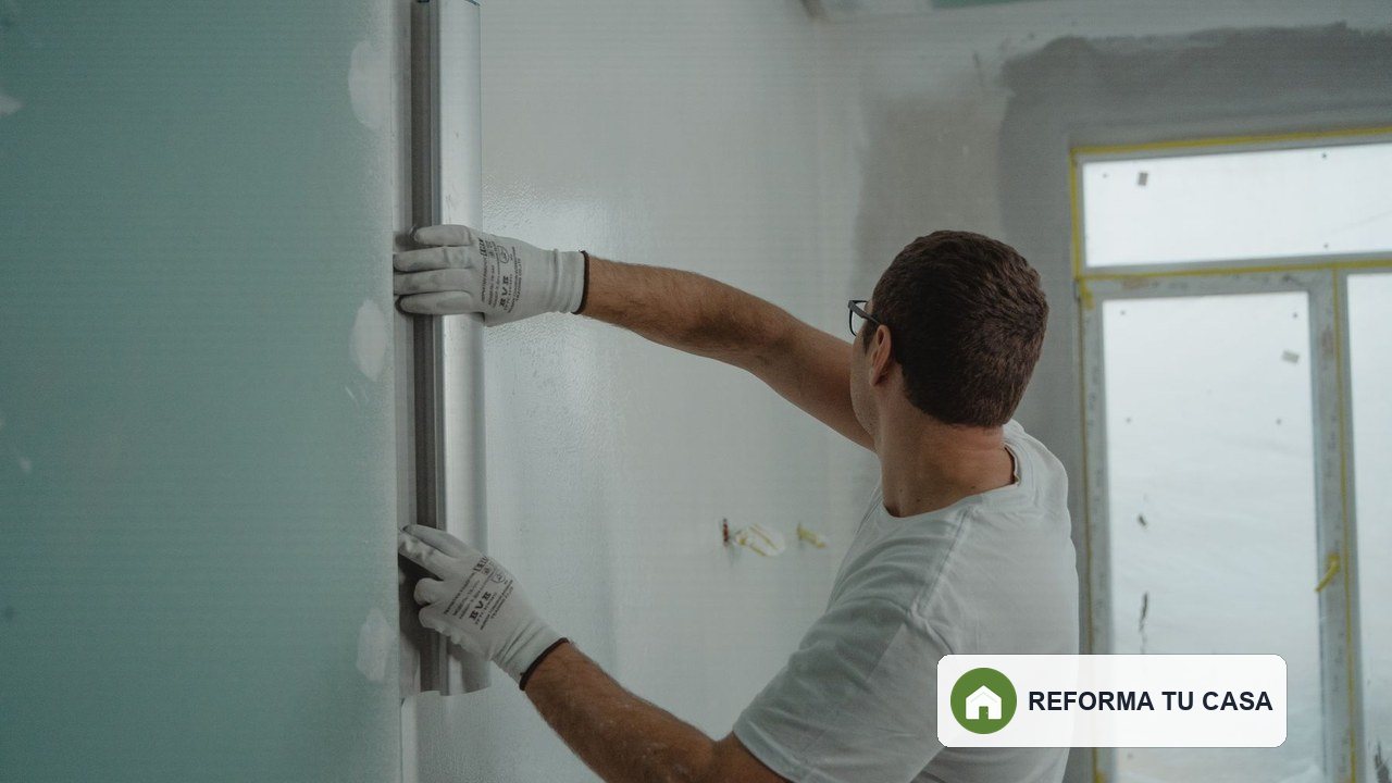 Profesional aplicando acabado en una vivienda en reforma