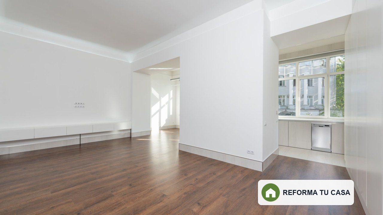 Interior de vivienda reformada con espacios conectados