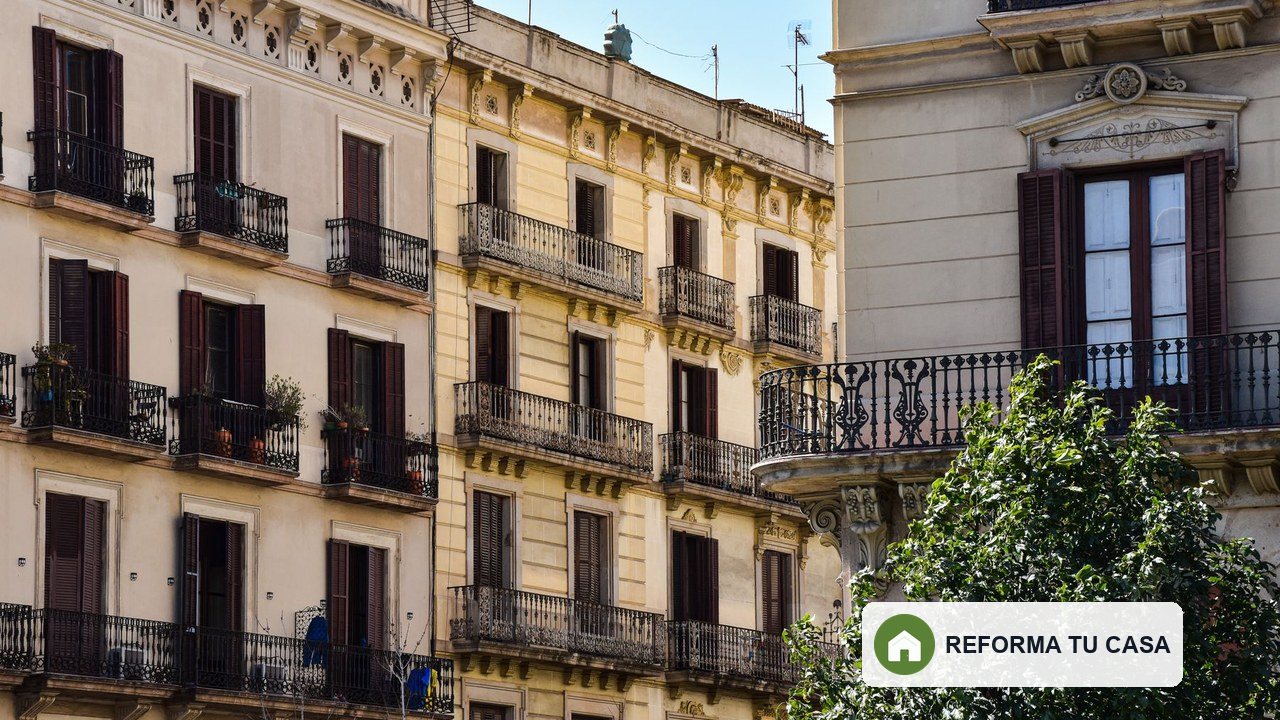 Fachadas residenciales de Barcelona con balcones
