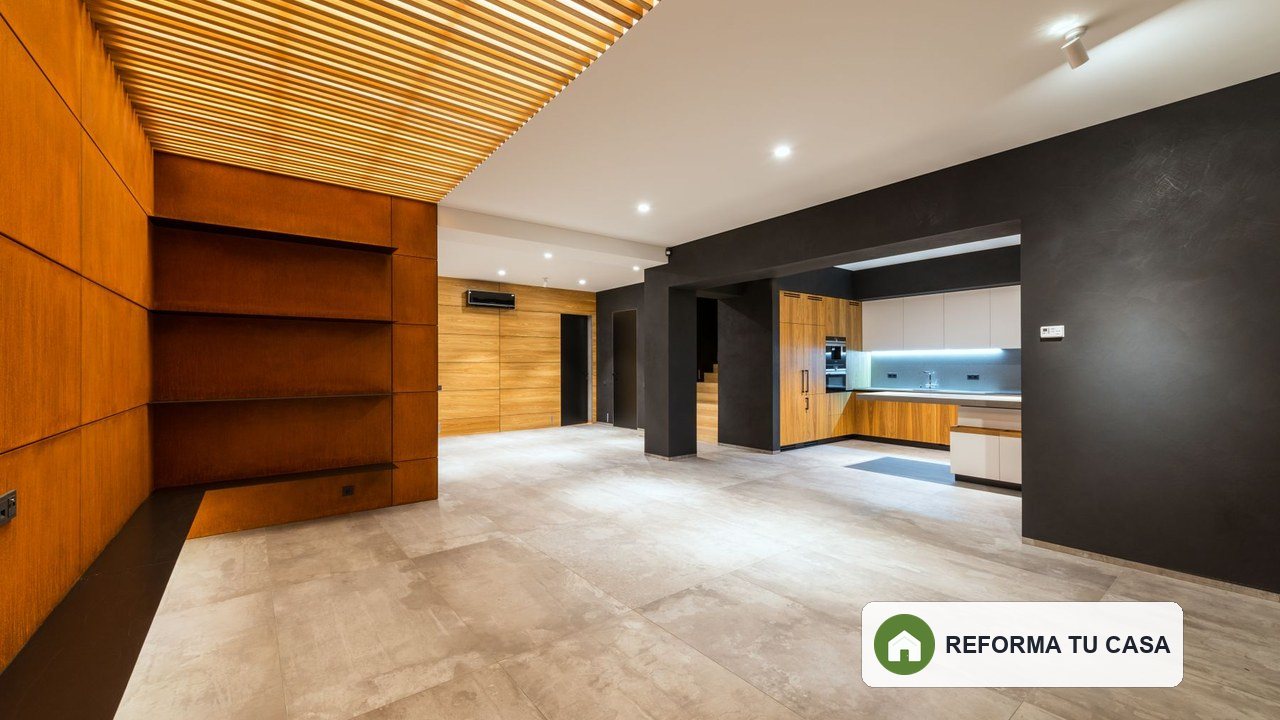 Interior luminoso terminado tras una reforma integral de vivienda